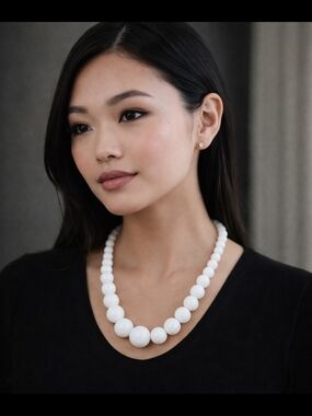 Classic Graduated White Bead Necklace – Elegant Statement Piece